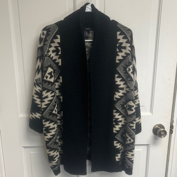 Forever 21 Black and Cream Patterned Cardigan - Picture 1 of 2